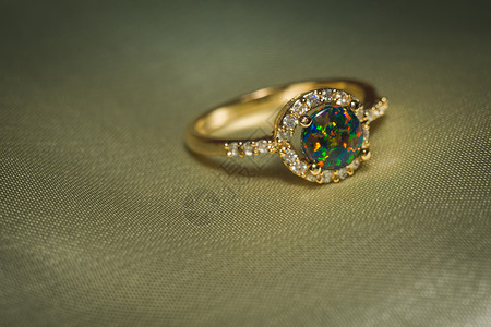 时尚的金环配有绿色的合成火花状石高清图片