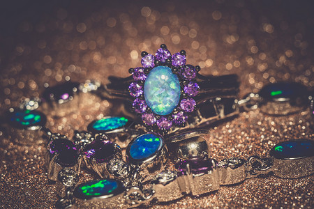 装饰着蓝火的时戒指花边宝石过滤背景背景图片