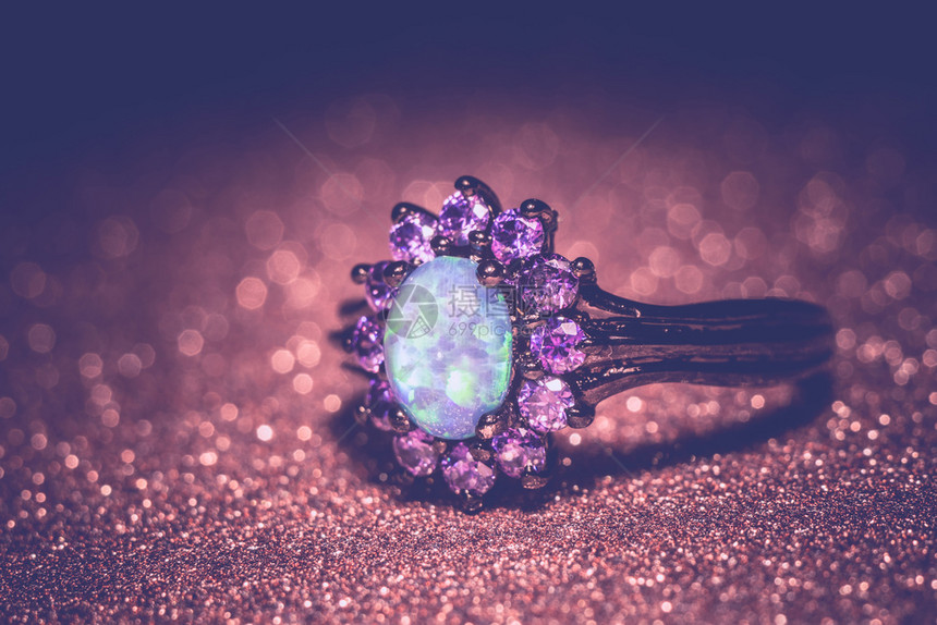 装饰着蓝火的时戒指花边宝石过滤背景图片