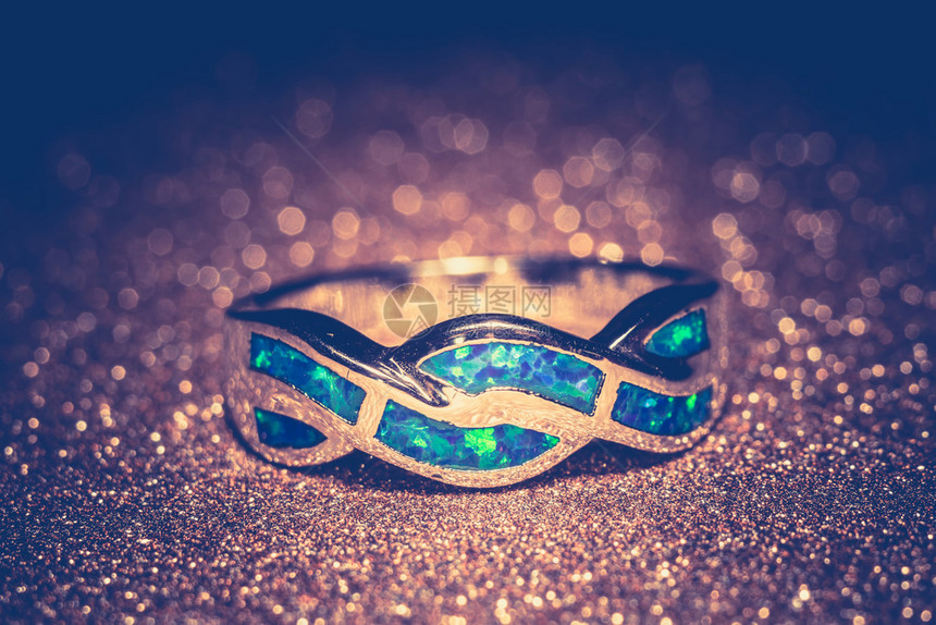 装饰着蓝火的时戒指花边宝石过滤背景图片