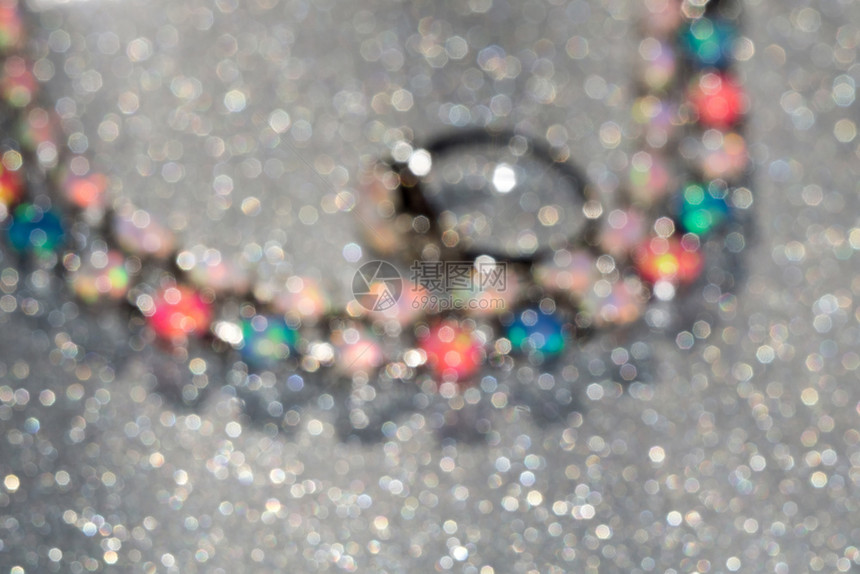 时装手镯上面有多色火花闪发光背景的圆形宝石图片