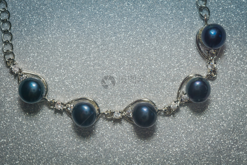用黑鲜水珍珠做的装饰手镯图片