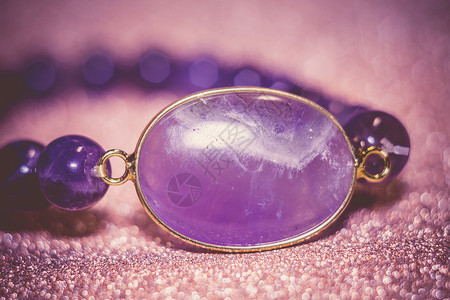 时尚手镯由天然紫铁丝珠组成过滤背景图片
