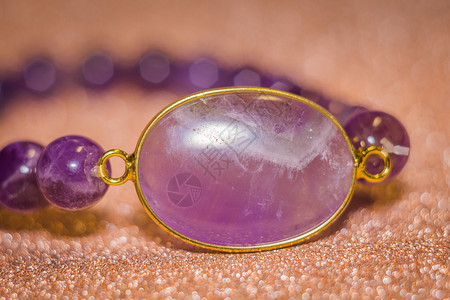 时尚手镯由天然紫色珠子制成图片
