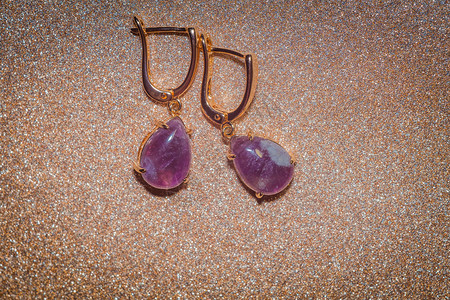时尚玫瑰金耳环由天然的紫铁宝石制成图片