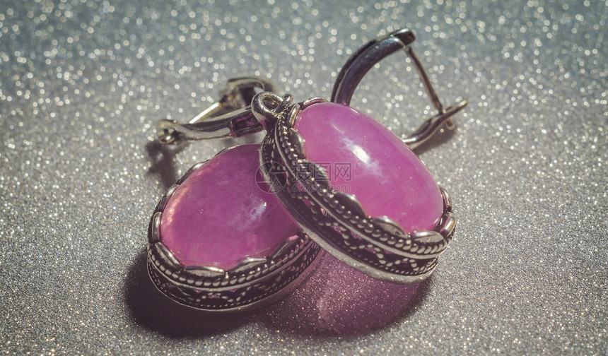 古老的银首饰带有紫色粉石块库兹特盖或石英图片