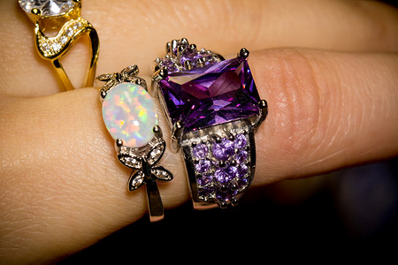 时尚银色环与大紫环图片