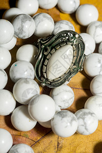 有天然石灰白绿宝的珠子紧贴在背景图片