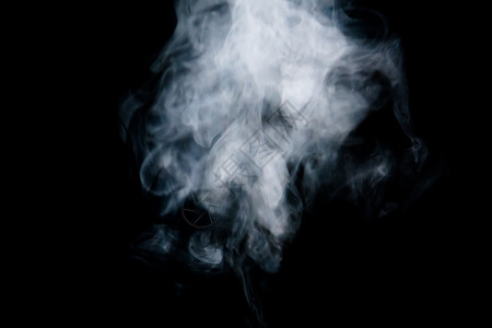 黑色背景上的抽象白烟纹理背景图片