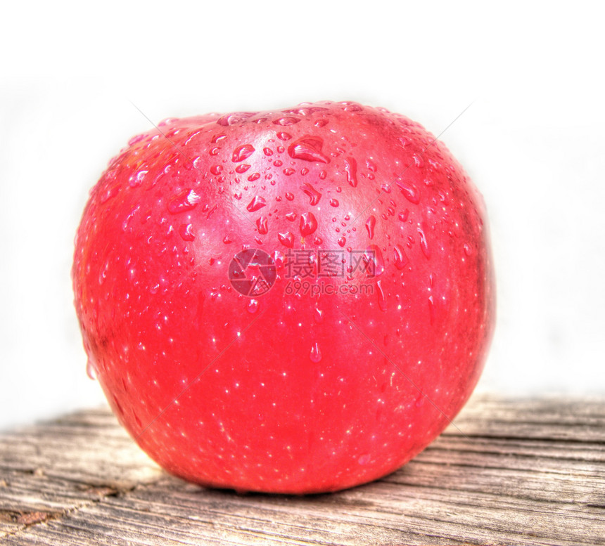 红苹果在白色背景的木桌上图片