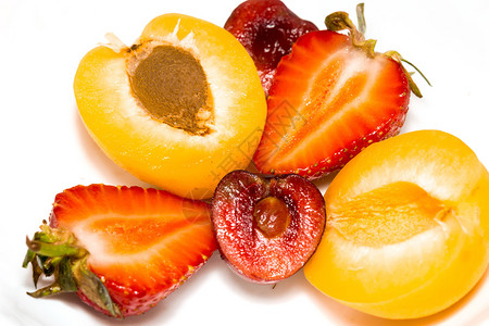 新鲜成熟的杏仁樱桃和草莓关闭背景图片
