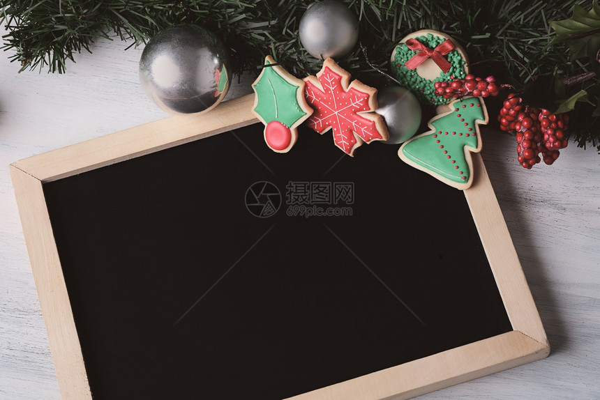 带有空纸板和装饰品的圣诞节饼干图片