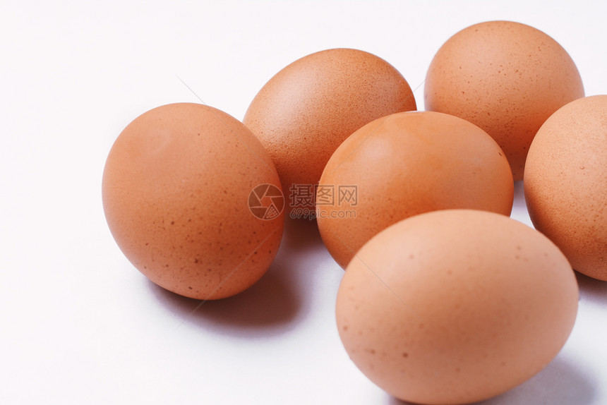 白底背景的六个褐色鸡蛋图片