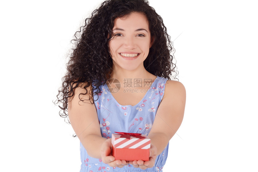 快乐的拉丁女人赠送红色礼物盒和概念孤立的白种背景图片