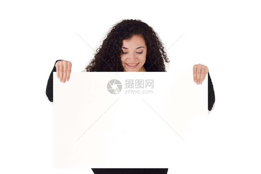 年轻拉丁女人拿着空白纸条孤立的色背景图片