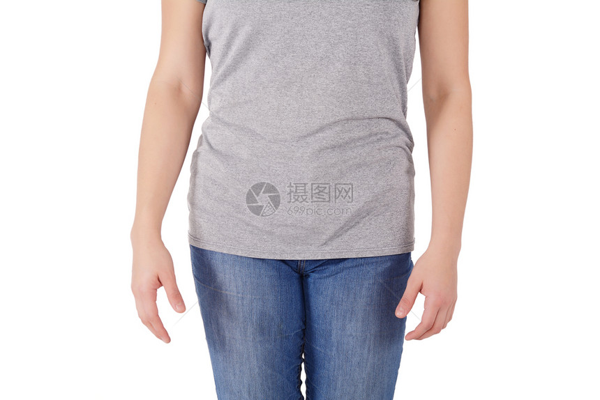 穿着灰色衬衫的年轻女穿着t恤设计人的概念孤立白色背景图片