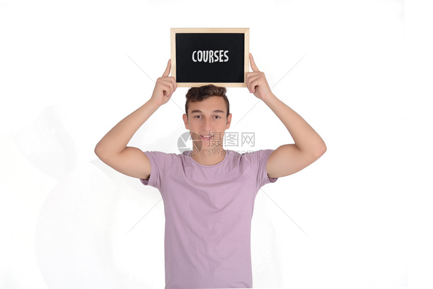 英俊年轻男子拿着黑板与课程的肖像文字孤立的白色背景图片