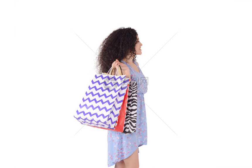 年轻美女拿着购物袋图片