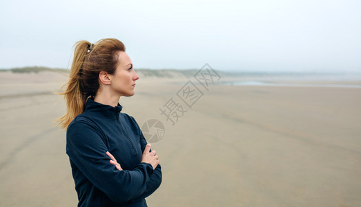 女人在海边看海图片