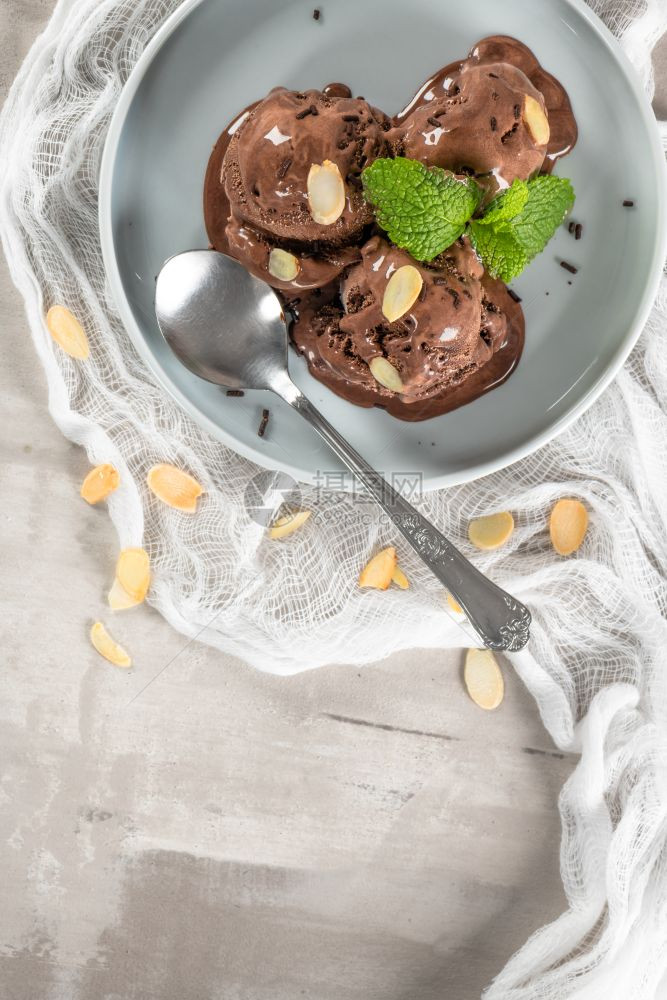巧克力冰淇淋和杏仁片薄荷叶图片