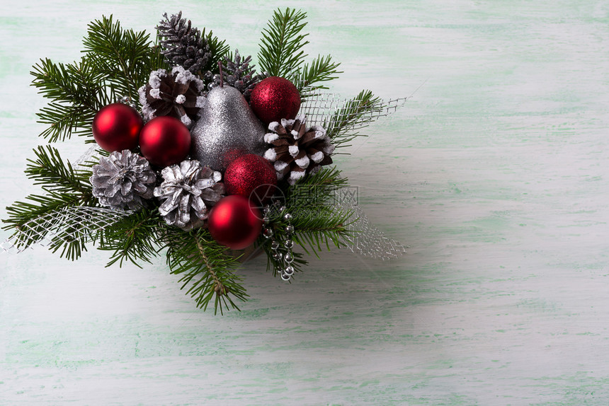 圣诞红球和银色闪亮的装饰品圣诞节背景配有树枝和红装饰品圣诞节桌中心复制空间图片