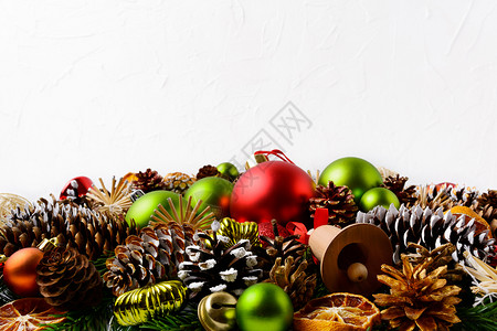 手装松果圣诞节装饰背景图片