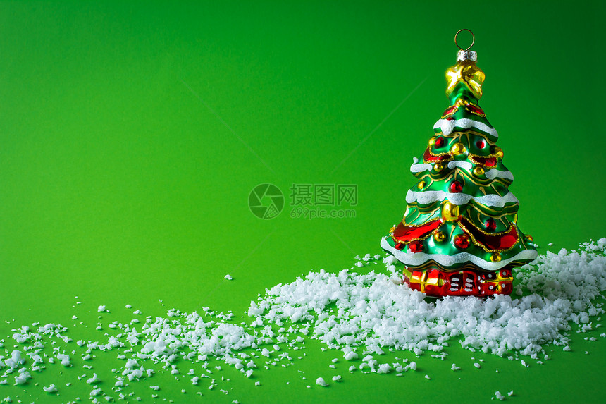 绿色背景的雪中圣诞装饰Xma树图片