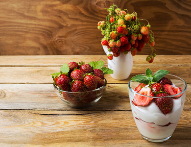 夏季甜点草莓酸奶图片
