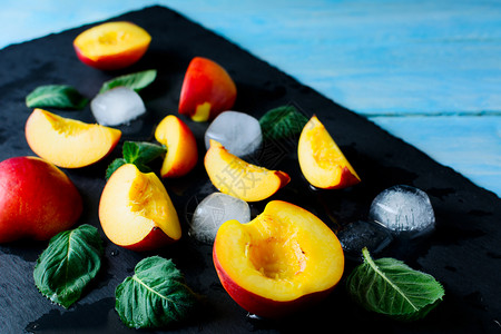 蓝木本底的精液和桃子片新鲜果本底用精液和桃子的健康饮食概念选择焦点图片