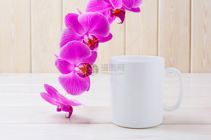 白咖啡杯用紫兰花制成促销品牌空杯设计演示图片