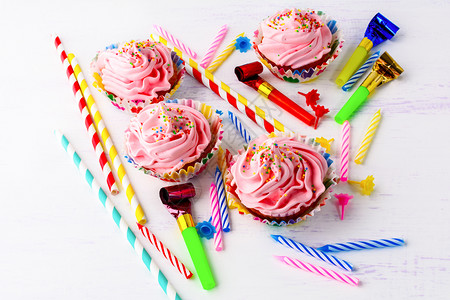 生日晚会概念装饰粉红蛋糕和蜡烛自制蛋糕为晚会服务生日贺礼背景图片