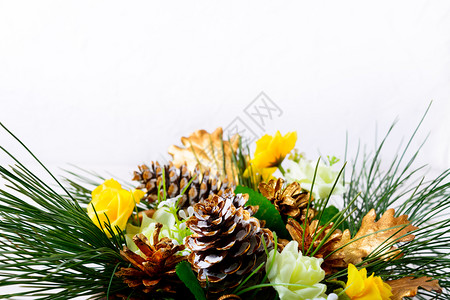 圣诞节背景有松树枝和金圆锥圣诞节用黄金装饰品问候复制空间图片