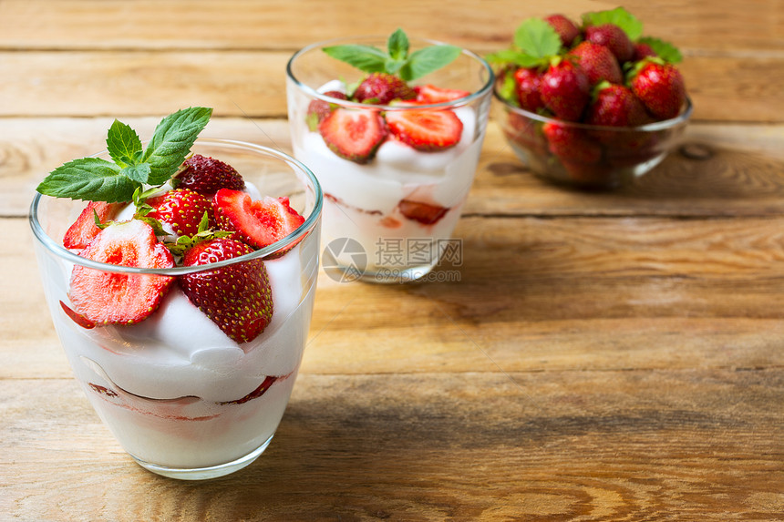夏季甜点草莓酸奶图片