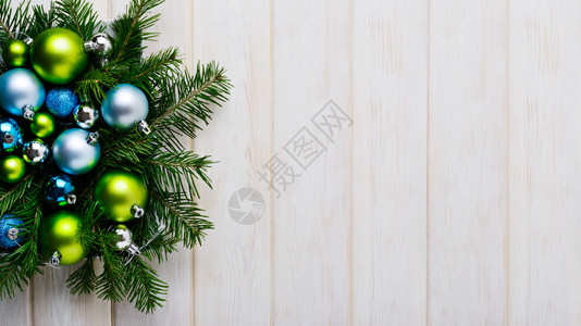 圣诞节背景绿色和蓝装饰品圣诞节派对装饰品圣诞节问候背景复制空间图片