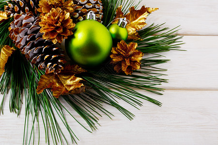 圣诞节背景绿色装饰品和金松果圣诞派对装饰品图片
