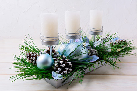 带有蜡烛和蓝装饰品的圣诞节桌中心带有蓝球的圣诞节装饰品圣诞节派对背景图片