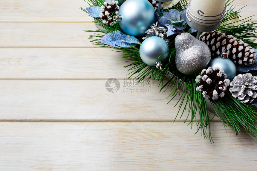 圣诞节背景有假日装饰的烛台主和蓝装饰品圣诞节装饰品有松果圣诞贺礼背景复制空间图片