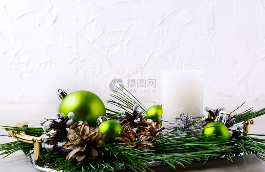 圣诞节背景有日装饰品和蜡烛中心件圣诞节装饰品有松果圣诞节问候背景复制空间图片