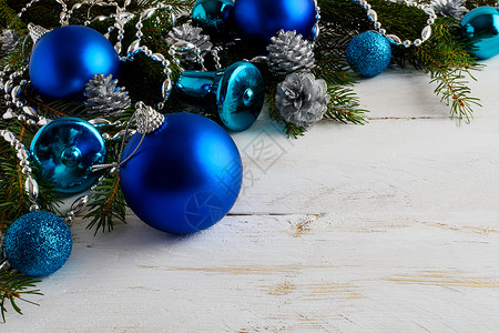 蓝色小清新花环圣诞节背景有蓝装饰品银珠和松果圣诞节背景有银装饰品复制空间背景