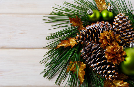 圣诞花环绿色装饰品金叶和松果圣诞节桌中心配有黄金装饰复制空间图片