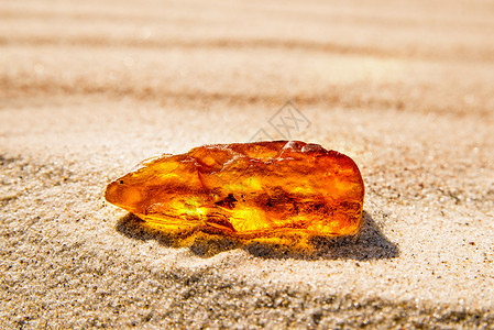 浅琥珀在黄海沙滩上的琥珀背景