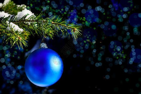 带有蓝色装饰品的圣诞树枝和节装饰品问候背景复制空间图片