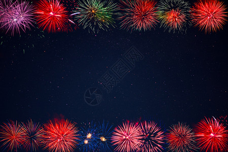 庆祝金红紫绿火花独立日4月的节敬礼圣诞新年的美丽烟花节日背景背景图片
