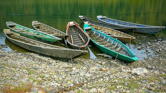 古老的木船停靠在河岸图片