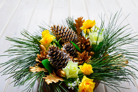 圣诞节背景有松树枝和金色装饰花环圣诞节用黄金装饰品问候图片