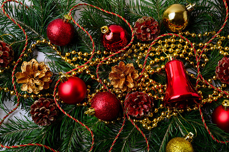 圣诞节背景金色的圣诞珠和红装饰品圣诞派对装饰闪发光的球图片
