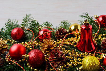 圣杯珠子有松饼金和红装饰品圣日派对装饰有闪亮的球圣诞问候背景图片