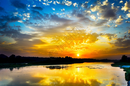 美丽的湖泊风景阴云的天空上明亮日出河流风景美丽的夏日风景黄金落图片