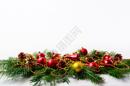 圣诞节背景包括圣诞节树枝和红装饰品圣诞节问候背景复制空间图片