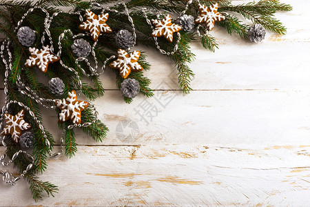 圣诞节背景有自制的冰淇淋姜饼干圣诞节装饰有松果圣诞节问候背景图片